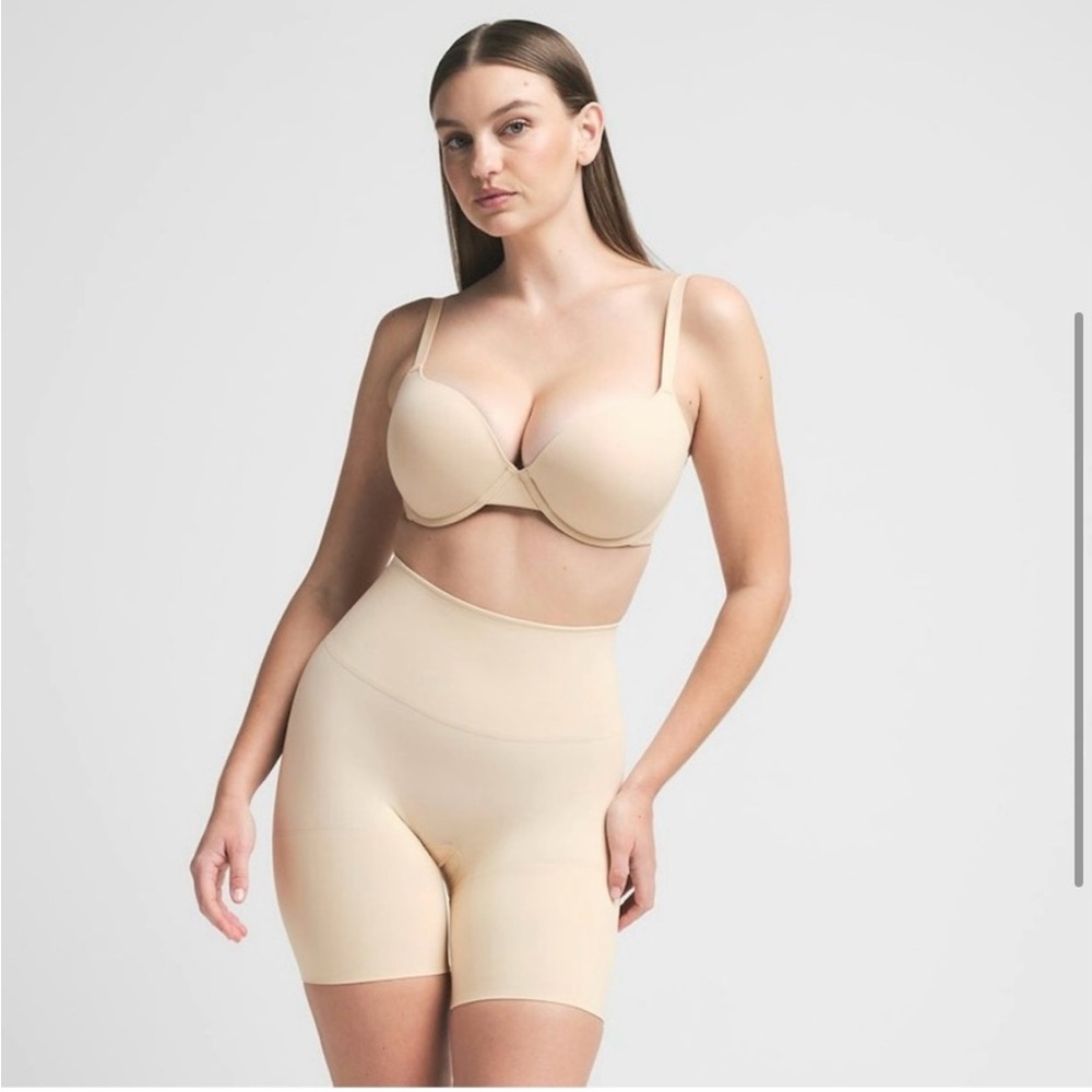 NWOT SKIMS Butt lifting Short
